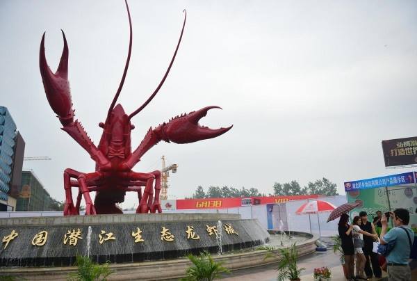 Qianjiang, the city known as the "hometown of crayfish" in Hubei province (where this major is now offered) built a 100-ton statue in dedication to the crayfish that boosts the local economy there in 2015.