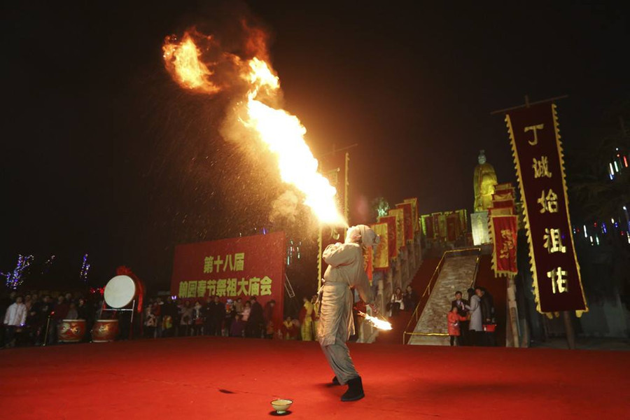 庙会上男子“口喷烈火” Fire-breathing shows in Henan province