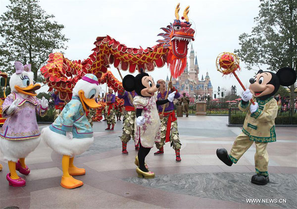 Cartoon characters join in the Chinese traditional dragon dance at the Disney Resort in Shanghai, east China, January 11, 2017. [Photo: Xinhua]