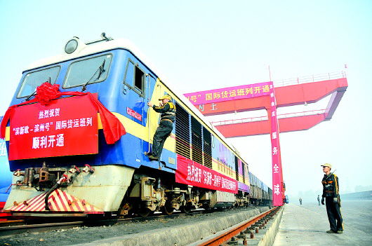 A new train route linking China's Urumqi to Kazakhstan is launched for cross-border freight trains, cutting the travel time to 30 hours. [File Photo: 163.com]