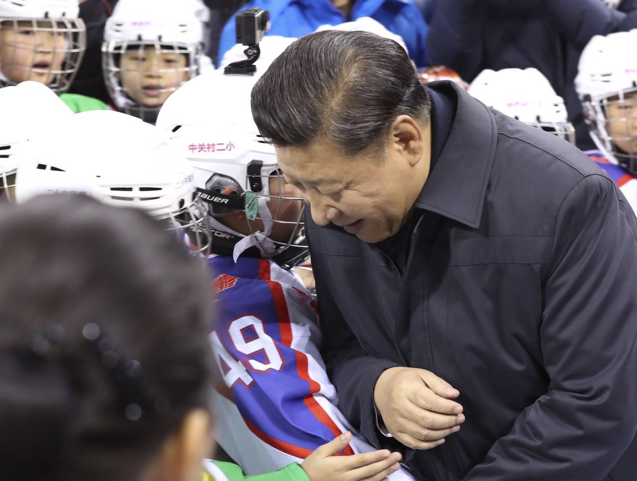 Chinese President Xi Jinping encourages ice hockey and skating fans at a sports center in Beijing, capital of China, Feb. 24, 2017. [Photo: Xinhua/Lan Hongguang]