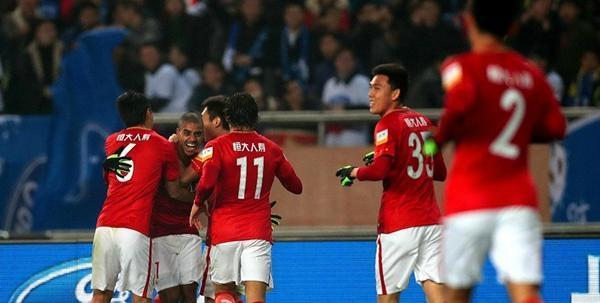 Alan of Guangzhou Evergrande celebrates with his teammates after scoring the winning goal against Jiangsu FC during the Chinese Football Association Super Cup. [Photo: sohu.com]