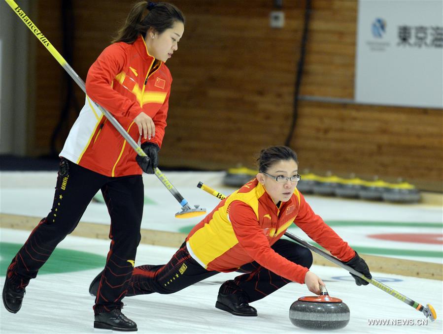 Wang Bingyu (R) of China throws a stone during the women's curling round robin match against Qatar at the 2017 Sapporo Asian Winter Games in Sapporo, Japan, Feb. 20, 2017. [Photo: Xinhua/Ma Ping]