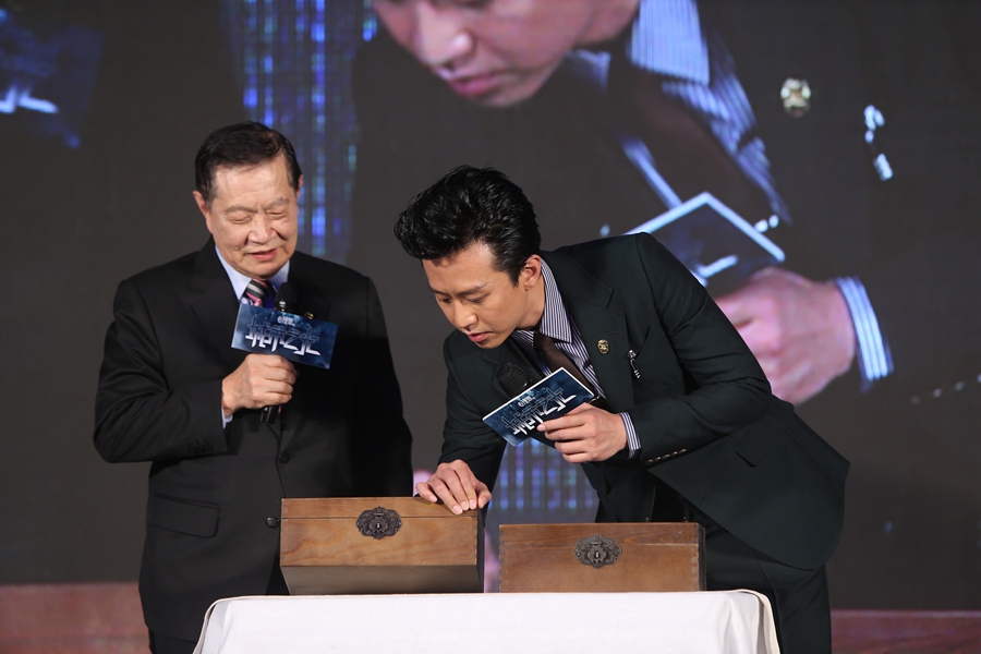 Actor Deng Chao attends a promotional event held in Beijing on Saturday afternoon, Feb 25, 2017 for his new movie "City Lights", adapted from a crime fiction novel. [Photo provided to China Plus] 