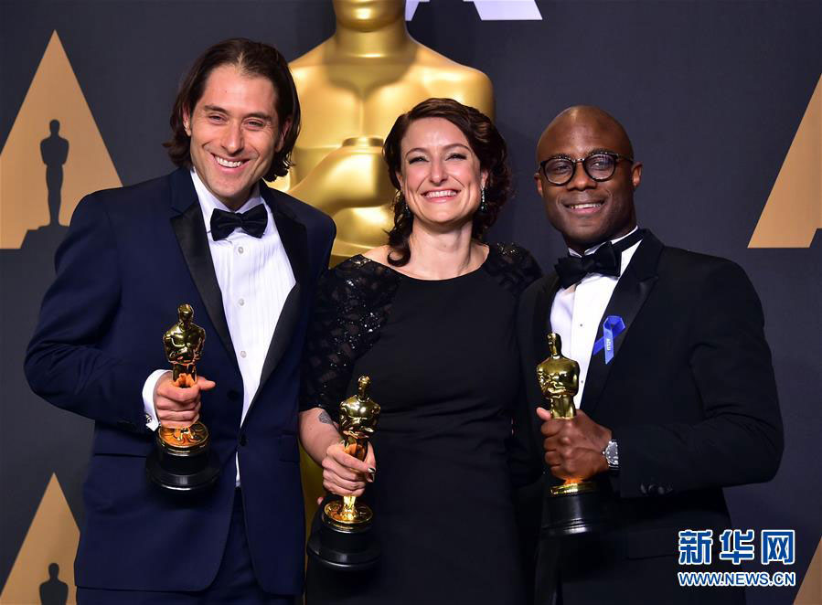 The producers of "Moonlight" Jeremy Kleiner（left）and Adele Romanski（middle), along with the director of "Moonlight" Barry Jenkins（right), pose with Best Picture trophies of the 89th Academy Awards at the Dolby Theater in Los Angeles, the United States, on Feb. 26, 2017. [Photo: Xinhua]