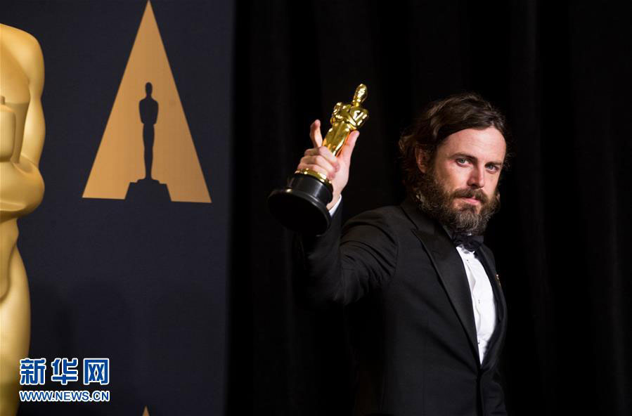 Casey Affleck poses with Best Actor trophy of the 89th Academy Awards at the Dolby Theater in Los Angeles, the United States, on Feb. 26, 2017. [Photo: Xinhua]