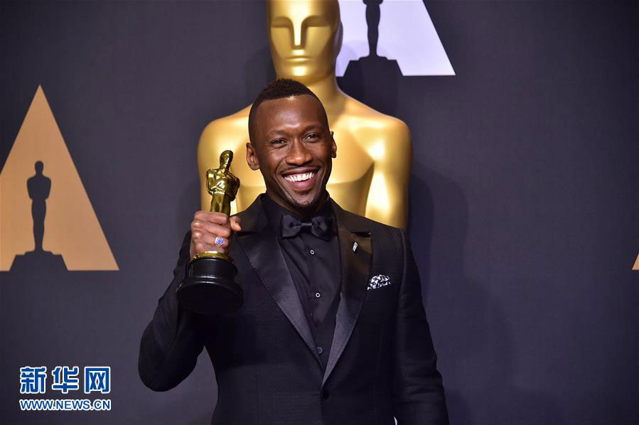 Mahershala Ali poses with Best Supporting Actor trophy of the 89th Academy Awards at the Dolby Theater in Los Angeles, the United States, on Feb. 26, 2017. [Photo: Xinhua]