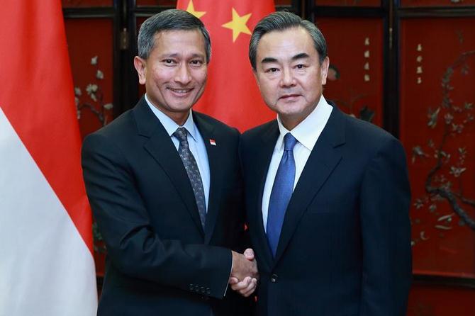 Chinese Foreign Minister Wang Yi(right) and his Singaporean counterpart Vivian Balakrishnan.[Photo: hbtv.com.cn]