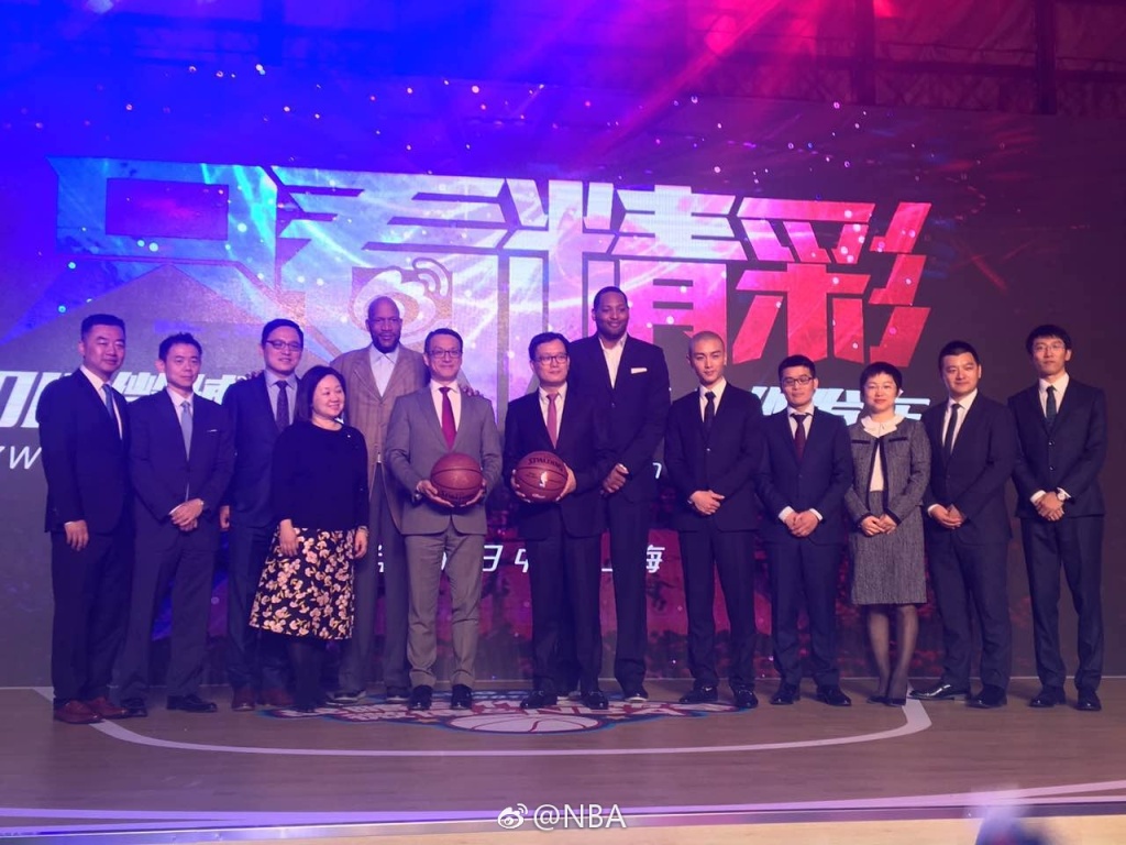 Representatives from NBA China and Sina Weibo, five-time NBA champion Ron Harper, seven-time winner Robert Horry and Chinese movie star Chen Xiao pose for photos at a news conference announcing the cooperation between NBA China and Sina Weibo in Shanghai on Monday, March 6, 2017. [Photo: weibo.com]