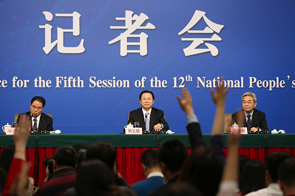 Minister of Agriculture Han Changfu (center) attends a news conference of the two sessions in Beijing, March 7, 2017. [Photo: China Daily]