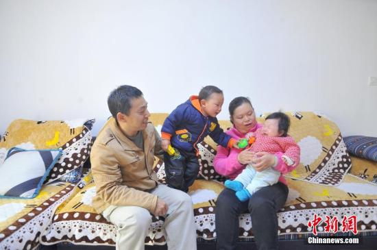 A file photo of a family of four, including a father, a mother and two children. [Photo: Chinanews.com]