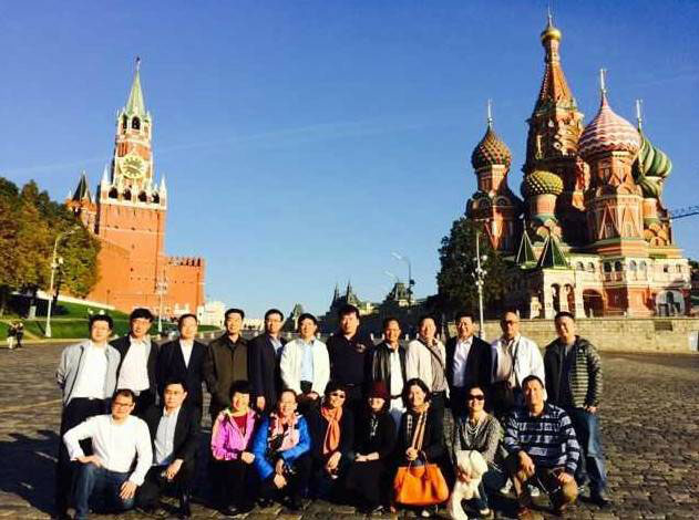 A file photo of Chinese people taking a group photo in Moscow. [Photo: Chinanews.com]