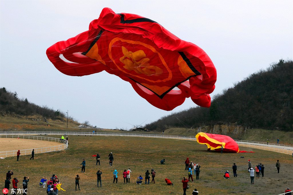 湖北放飞世界最大风筝 The world's largest kite required over 10 operators 