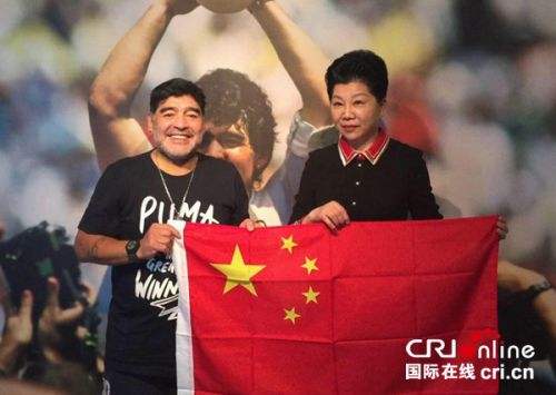 Diego Maradona poses for a photo with Tang Qinghui, a Chinese Argentinian and president of Maradona International Brand Management (Beijing) Ltd., who has been working on developing football communications between Argentina and China, in Buenos Aires, Argentina. [Photo: CRIonline]