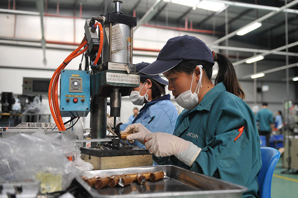 Employees produce electronic aluminium foil products at a factory in Hezhou, the Guangxi Zhuang autonomous region. [Photo: Xinhua]