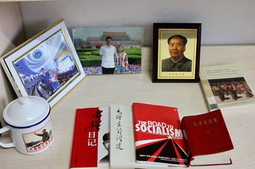 A photo of Chairman Mao Zedong sits on Dylan Walker's desk in his dorm room at Beijing Language and Culture University. [Photo: Li Jingjing/GT]