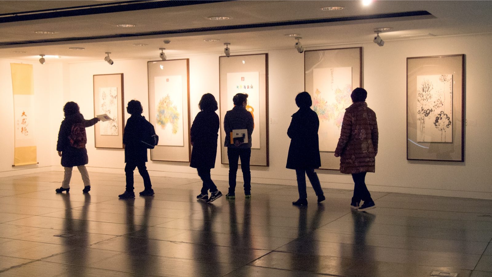 A crowd of visitors look at an exhibition of artwork by the Chinese Buddhist monk painter Da Chan. The exhibition opened in South Korea on March 8, 20[Photo: provided to China Plus]