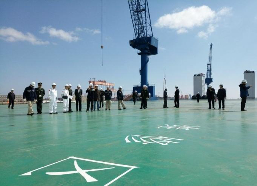 Experts examine the semi-submersible vessel Zhenhua-33. [Photo: news.ifeng.com]
