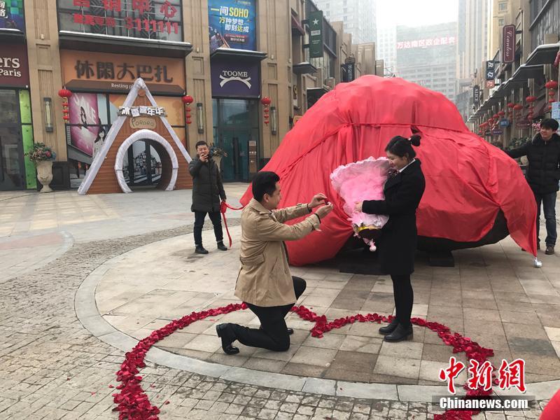 Liu Hui, a 30-year-old Chinese man proposes to his girlfriend with a "meteorite" of 33 tons which cost him over a million yuan (over 140,000 US dollars) in Urumqi, capital of the Xinjiang Uyghur Autonomous Region, March 14, 2017. [Photo: Chinanews.com]