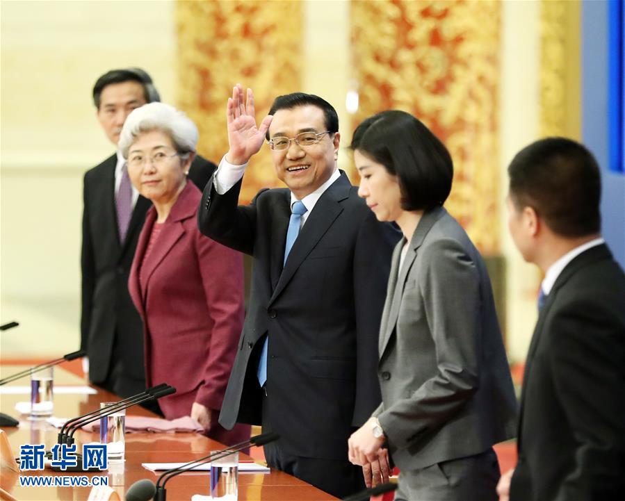 Chinese Premier Li Keqiang (central) holds his annual press conference, taking questions from Chinese and foreign journalists, in Beijing, on March 15, 2017. [Photo: Xinhua]