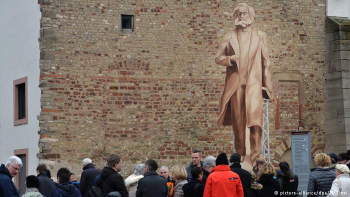 A wooden model of a Chinese gift statue of Karl Marx stands in a square in Trier, Germany. [Photo: People's Daily]