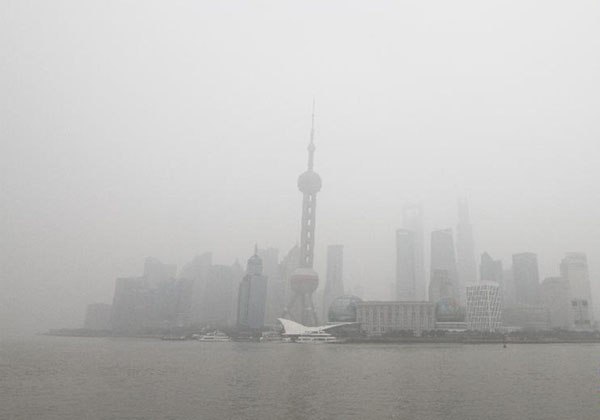 The file photo shows the smog in Shanghai. [Photo: people.com.cn]