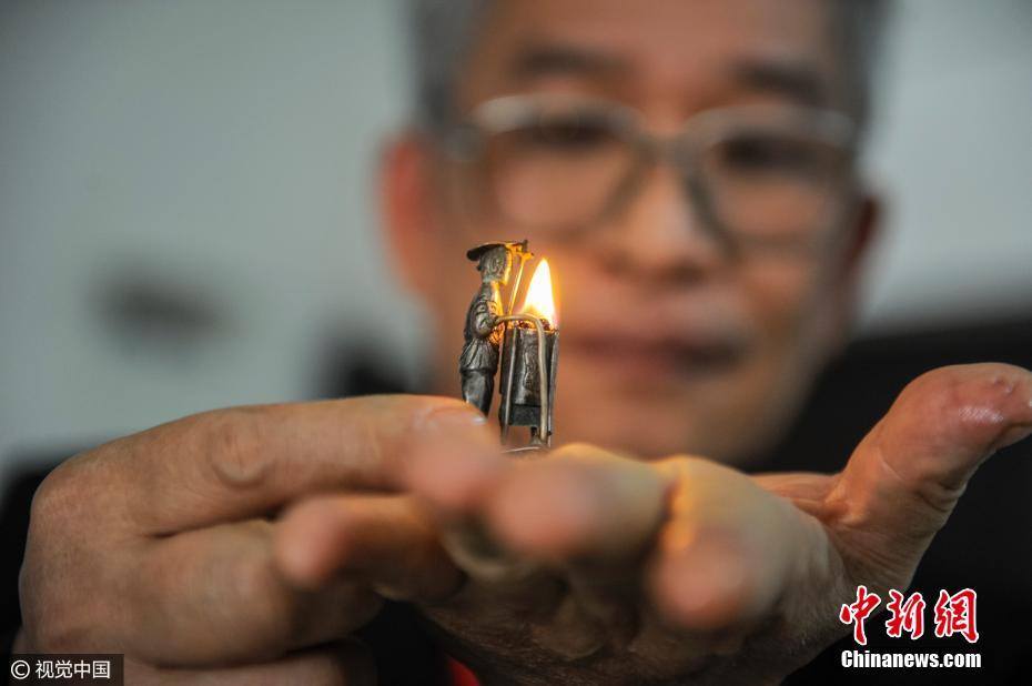 "灯痴"老人收藏数百盏古灯 A man has collected nearly 1000 ancient lamps