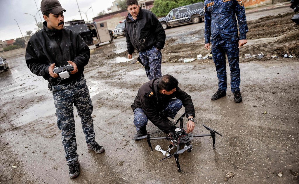 Members of the Iraqi forces prepare to fly a drone armed with grenades in the fight against Islamic State (IS) group jihadists in the northern Iraqi city of Mosul on March 14, 2017. [Photo: CFP]