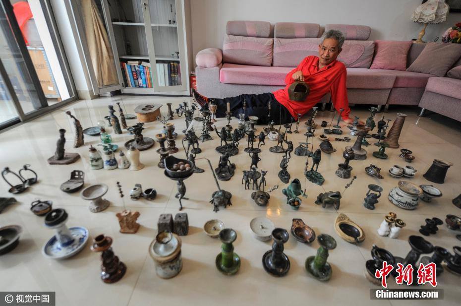 "灯痴"老人收藏数百盏古灯 A man has collected nearly 1000 ancient lamps