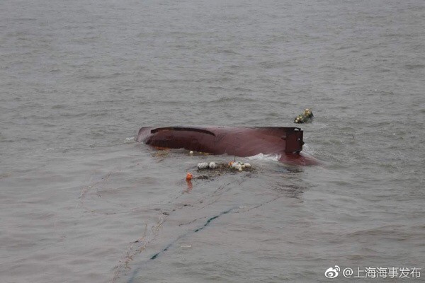 A fishing boat carrying 11 people has sunk near east China's Zhoushan city on Sunday, March 19, 2017. [Photo: weibo.com]