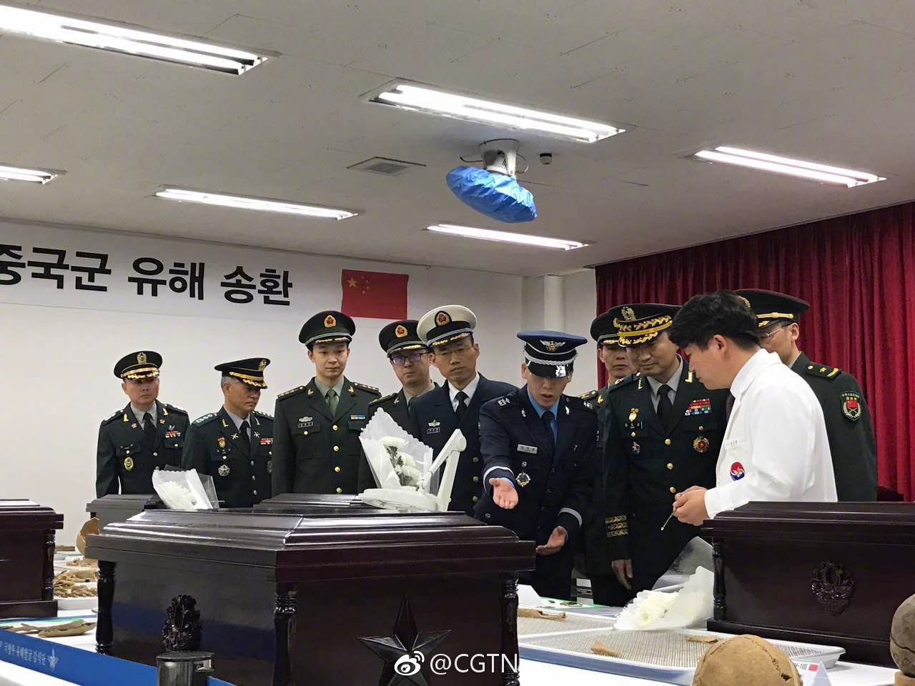 A ceremony is held in Incheon, S. Korea on Monday to return the remains of 28 Chinese soldiers killed in the 1950-1953 Korean War. [Photo: weibo.com]