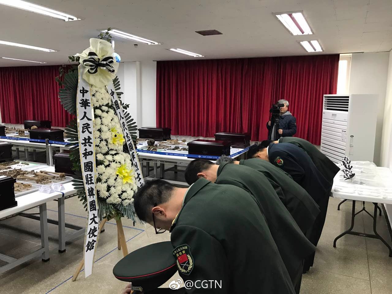 A ceremony is held in Incheon, S. Korea on Monday to return the remains of 28 Chinese soldiers killed in the 1950-1953 Korean War. [Photo: weibo.com]