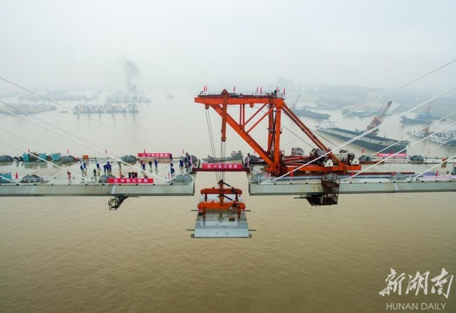 A three-tower cable-stayed heavy railway bridge closes over Dongting Lake, the second-largest freshwater lake in China, on March 19, 2017. [Photo: Hunan Daily]
