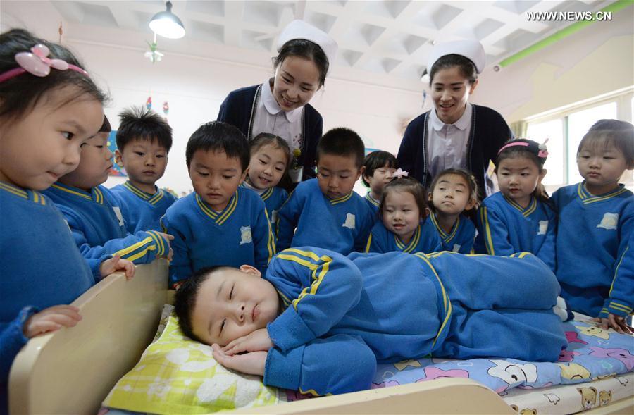 Nurses introduce the correct sleeping posture for children in Handan City, north China's Hebei Province, March 21, 2017. Tuesday marks the World Sleep Day. [Photo: Xinhua]