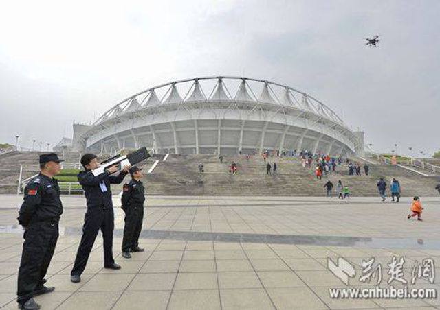 武汉警方启用"无人机反制枪" Wuhan police to be armed with "drone guns" 