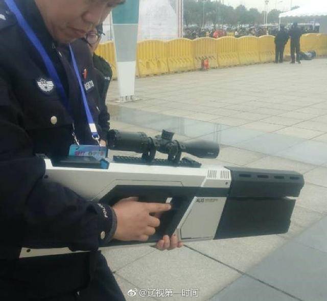 武汉警方启用"无人机反制枪" Wuhan police to be armed with "drone guns" 