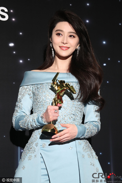 Fan Bingbing is seen with her Asian Film Award in Hong Kong on March 21, 2017. [Photo: CRI Online]