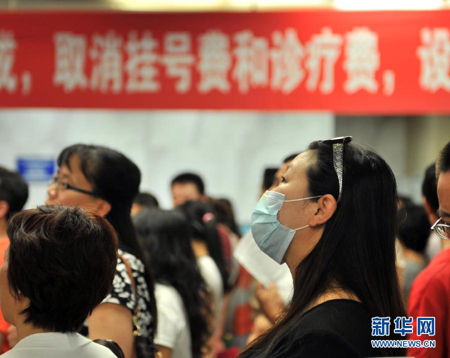 Patients queue in a Beijing hospital. [File photo: Xinhua]