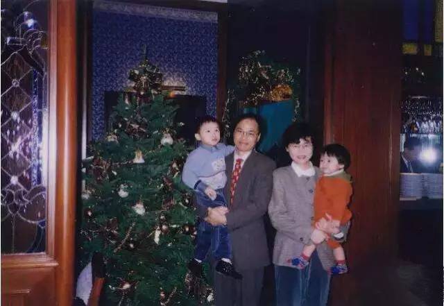 Lam Cheng Yuet-ngor with her husband and two sons [Photo: People.cn]