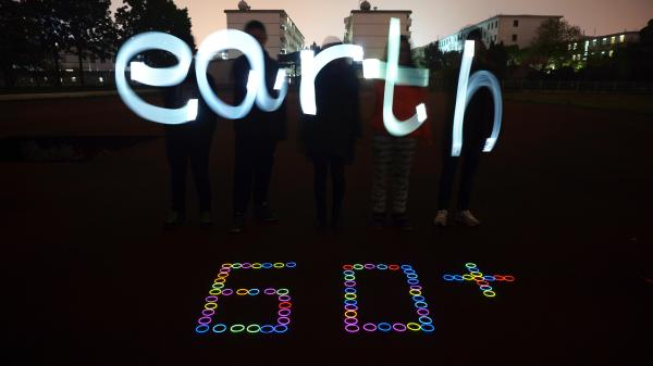 Students form Yangzhou University taking part in an Earth Hour activity, on March 25, 2017. [Photo: thepaper.cn]