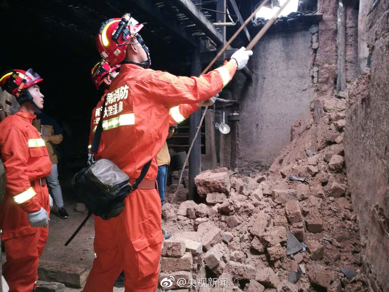 Local firefighters check a house damaged in the earthquake in Yangbi County in southwest China's Yunnan Province, March 27, 2017. [Photo: Weibo]