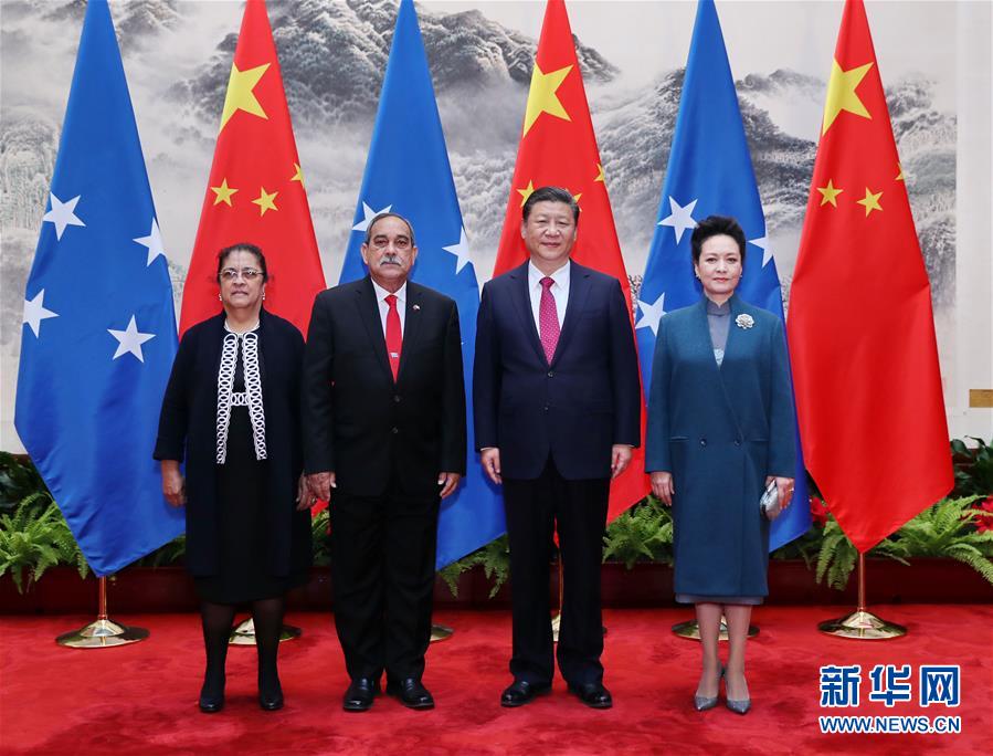 Chinese President Xi Jinping (2nd R) and his wife Peng Liyuan pose for a photo with Micronesian President Peter M. Christian (2nd L) and his wife in Beijing, capital of China, March 27, 2017. [Photo: Xinhua]