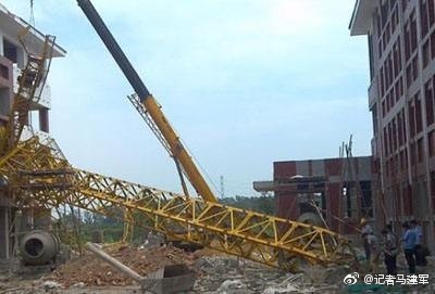 The falling tower crane at a construction site in Tongcheng City, east China's Anhui Province, March 27, 2017. [Photo: Weibo] 