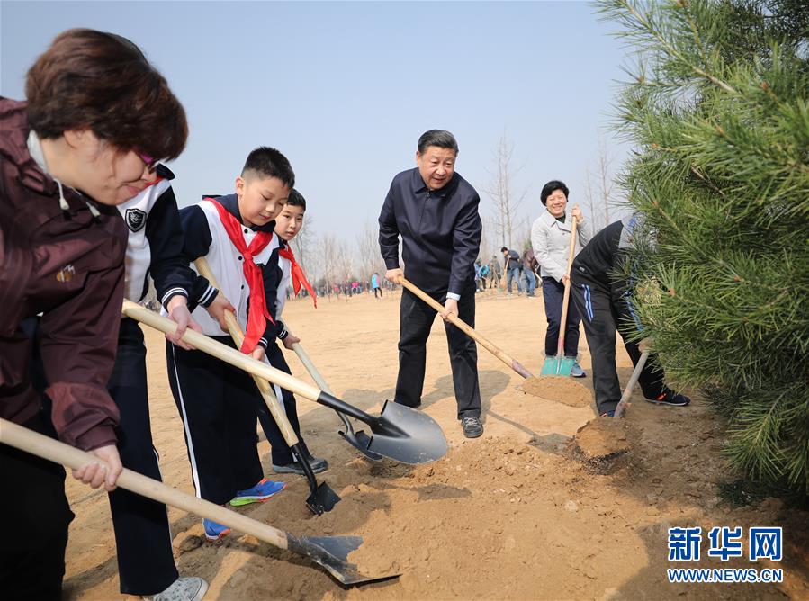 Chinese President Xi Jinping plants trees with students on Tuesday March 29 in east Beijing. [Photo: Xinhua]