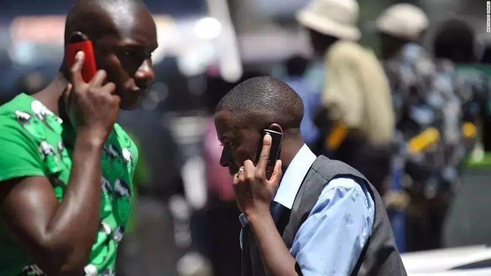 Two African residents using mobile phones [Photo: huanqiu.com]