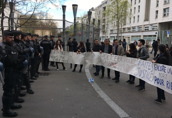 The Chinese community in France protests in Paris to demand justice after French police killed a Chinese man at his home on Sunday.[Photo: yicai.com]