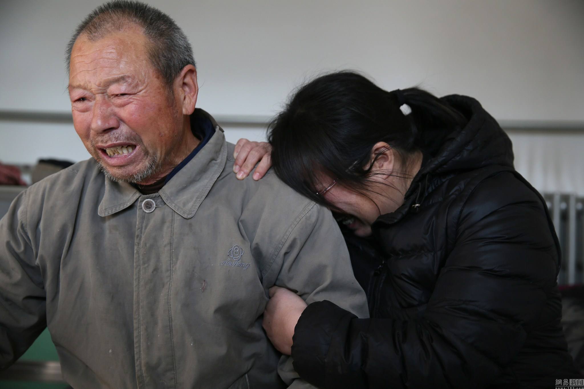 Nie's parents cry after their son was judged innocent by Supreme People's court. [Photo: news.163.com]