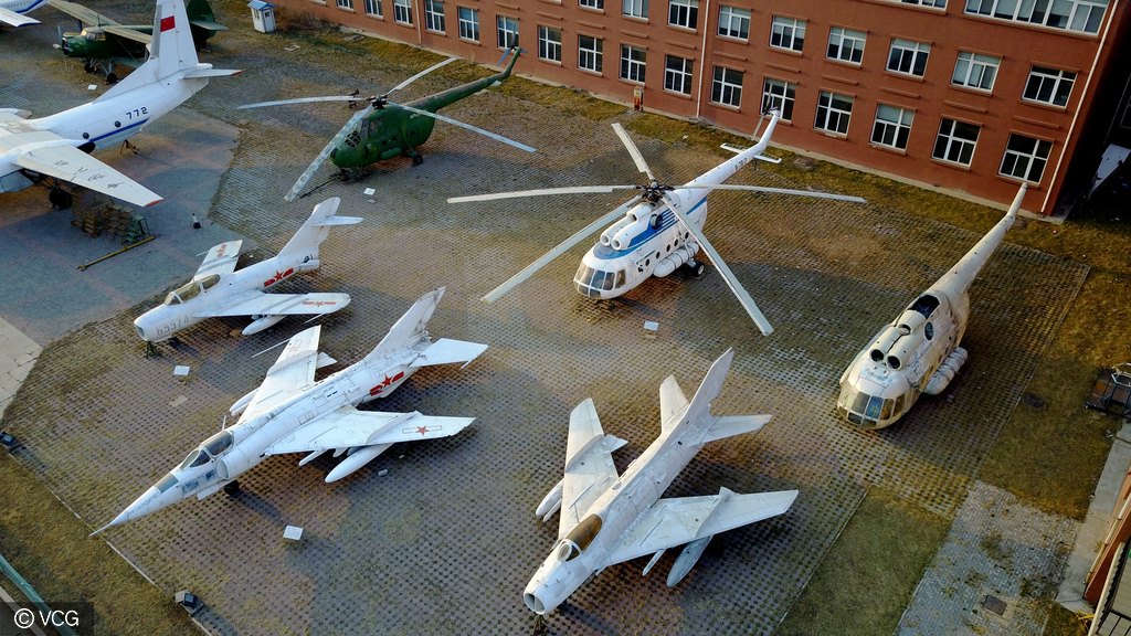 大学校园飞机导弹俱全 Aircrafts and missile displayed on a university campus