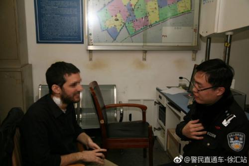 Injured foreign national (Left) talks with police in Shanghai. [Photo: Weibo]