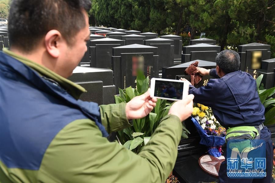 Cemetery workers live streaming tomb-sweeping on behalf of customers in Nanjing, east China's Jiangsu Province. [Photo: Xinhua]